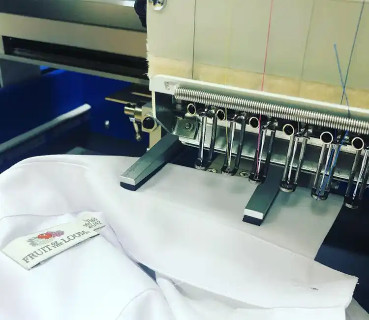 Mit dem Hemdkragenrahmen von Würker müssen Hemden nicht mehr vollständig ausgepackt und entnadelt werden, um den Hemdkragen zu besticken.