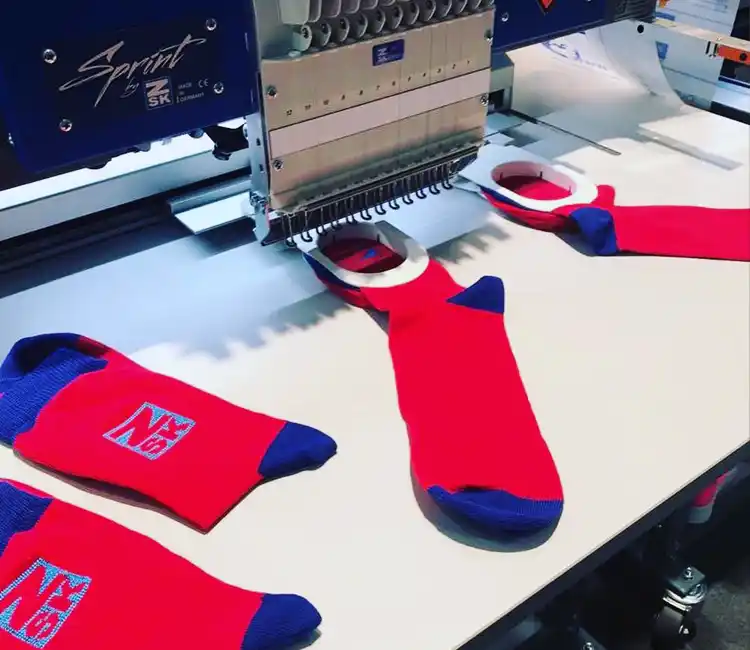 Die Firma Falke - Hersteller exquisiter Strumpfwaren, Unterwäsche und Bekleidung - hat die Personalisierung von Strumpfwaren in seinem Onlineshop mit der ZSK WebAPI und dem Würker Sockenrahmen auf ZSK Stickmaschinen erfolgreich integriert.
