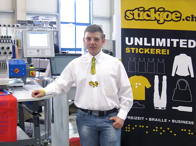 Johnny Steiner von der Stickerei "Stickjoe" aus der Schweiz setzt erfolgreich das Sticken von Braille von der ZSK ein